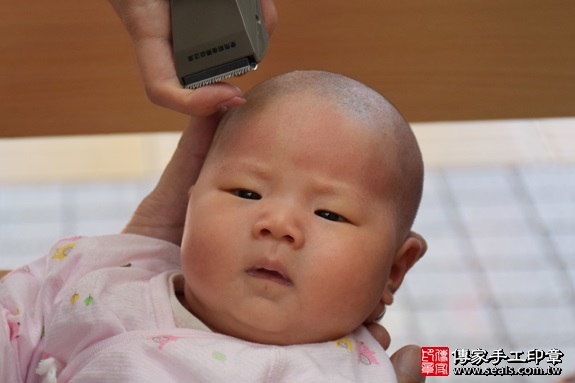 剃胎毛、滿月剃頭、嬰兒剃頭、嬰兒理髮、嬰兒剃髮、嬰兒剃胎毛、嬰兒滿月剃頭、寶寶剃頭、剃胎毛儀式、剃胎毛吉祥話、滿月剃頭儀式、滿月剃頭吉祥話、寶寶剃胎毛、寶寶滿月剃頭理髮、 新竹市香山地區剃胎毛、新竹市香山地區滿月剃頭、新竹市香山地區嬰兒剃頭剃胎毛、新竹市香山地區嬰兒理髮、新竹市嬰兒剃髮、 吳寶寶(新竹香山區嬰兒寶寶滿月剃頭理髮、免費嬰兒剃胎毛儀式吉祥話)。中國風會場，爸媽寶貝免費穿「日中韓」古裝禮服。專業拍照、DVD光碟、證書。★購買「臍帶章、肚臍章、胎毛筆刷印章」贈送：剃頭、收涎、抓周，三選一。2017.08.05照片20