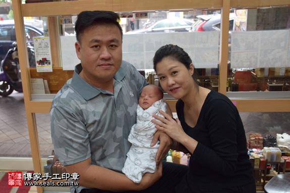 剃胎毛、滿月剃頭、嬰兒剃頭、嬰兒理髮、嬰兒剃髮、嬰兒剃胎毛、嬰兒滿月剃頭、寶寶剃頭、剃胎毛儀式、剃胎毛吉祥話、滿月剃頭儀式、滿月剃頭吉祥話、寶寶剃胎毛、寶寶滿月剃頭理髮、 新北市永和地區剃胎毛、新北市永和地區滿月剃頭、新北市永和地區嬰兒剃頭剃胎毛、新北市永和地區嬰兒理髮、新北市嬰兒剃髮、范寶寶(新北永和區嬰兒寶寶滿月剃頭理髮、免費嬰兒剃胎毛儀式吉祥話)。中國風會場，爸媽寶貝免費穿「日中韓」古裝禮服。專業拍照、DVD光碟、證書。★購買「臍帶章、肚臍章、胎毛筆刷印章」贈送：剃頭、收涎、抓周，三選一。2017.09.15照片19