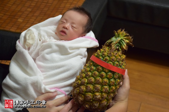 剃胎毛、滿月剃頭、嬰兒剃頭、嬰兒理髮、嬰兒剃髮、嬰兒剃胎毛、嬰兒滿月剃頭、寶寶剃頭、剃胎毛儀式、剃胎毛吉祥話、滿月剃頭儀式、滿月剃頭吉祥話、寶寶剃胎毛、寶寶滿月剃頭理髮、 新北市板橋地區剃胎毛、新北市板橋地區滿月剃頭、新北市板橋地區嬰兒剃頭剃胎毛、新北市板橋地區嬰兒理髮、新北市嬰兒剃髮、侯寶寶(新北板橋區府嬰兒寶寶滿月剃頭理髮、免費到府嬰兒剃胎毛儀式吉祥話)。到府剃頭剃胎毛主持、專業拍照、DVD光碟、證書。★購買「臍帶章、肚臍章、胎毛筆刷印章」贈送：剃頭、收涎、抓周，三選一。2017.09.16照片14