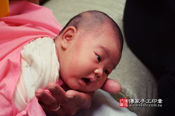 剃胎毛、滿月剃頭、嬰兒剃頭、嬰兒理髮、嬰兒剃髮、嬰兒剃胎毛、嬰兒滿月剃頭、寶寶剃頭、剃胎毛儀式、剃胎毛吉祥話、滿月剃頭儀式、滿月剃頭吉祥話、寶寶剃胎毛、寶寶滿月剃頭理髮、 台中市北屯地區剃胎毛、台中市北屯地區滿月剃頭、台中市北屯地區嬰兒剃頭剃胎毛、台中市北屯地區嬰兒理髮、台中市嬰兒剃髮、張寶寶(台中北屯區到府嬰兒寶寶滿月剃頭理髮、免費到府嬰兒剃胎毛儀式吉祥話)。到府剃頭剃胎毛主持、專業拍照、DVD光碟、證書。★購買「臍帶章、肚臍章、胎毛筆刷印章」贈送：剃頭、收涎、抓周，三選一。2017.10.10照片18