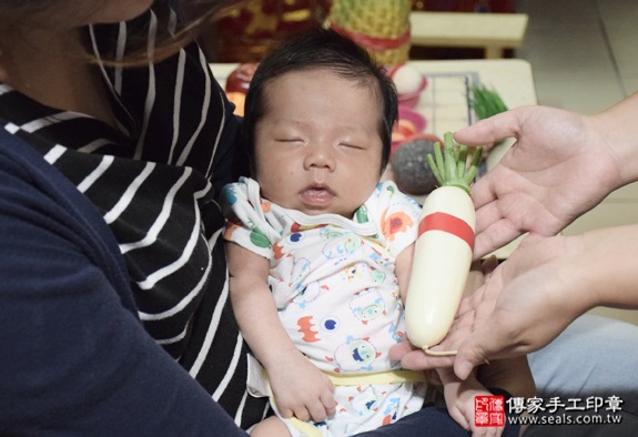 剃胎毛、滿月剃頭、嬰兒剃頭、嬰兒理髮、嬰兒剃髮、嬰兒剃胎毛、嬰兒滿月剃頭、寶寶剃頭、剃胎毛儀式、剃胎毛吉祥話、滿月剃頭儀式、滿月剃頭吉祥話、寶寶剃胎毛、寶寶滿月剃頭理髮、 新北中和區剃胎毛、新北中和區滿月剃頭、 新北中和區嬰兒剃頭剃胎毛、新北中和區嬰兒理髮、新北中和區嬰兒剃髮、呂寶寶(新北中和區到府嬰兒寶寶滿月剃頭理髮、免費到府嬰兒剃胎毛儀式吉祥話)。到府剃頭剃胎毛主持、專業拍照、DVD光碟、證書。★購買「臍帶章、肚臍章、胎毛筆刷印章」贈送：剃頭、收涎、抓周，三選一。2016.08.26  照片11