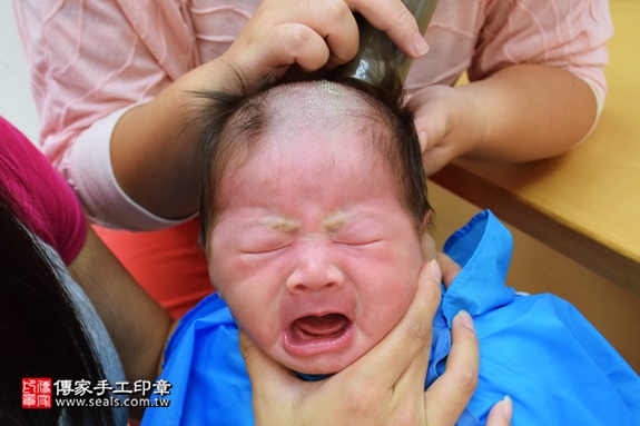 剃胎毛、滿月剃頭、嬰兒剃頭、嬰兒理髮、嬰兒剃髮、嬰兒剃胎毛、嬰兒滿月剃頭、寶寶剃頭、剃胎毛儀式、剃胎毛吉祥話、滿月剃頭儀式、滿月剃頭吉祥話、寶寶剃胎毛、寶寶滿月剃頭理髮、新竹香山區剃胎毛、新竹香山區滿月剃頭、新竹香山區嬰兒剃頭剃胎毛、新竹香山區嬰兒理髮、新竹香山區嬰兒剃髮、陳寶寶(新竹香山區嬰兒寶寶滿月剃頭理髮、免費嬰兒剃胎毛儀式吉祥話)。中國風會場，爸媽寶貝免費穿「日中韓」古裝禮服。專業拍照、DVD光碟、證書。★購買「臍帶章、肚臍章、胎毛筆刷印章」贈送：剃頭、收涎、抓周，三選一。2016.09.24  照片17