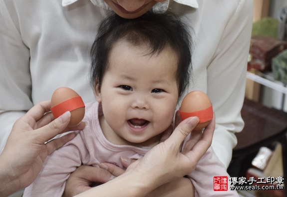 剃胎毛、滿月剃頭、嬰兒剃頭、嬰兒理髮、嬰兒剃髮、嬰兒剃胎毛、嬰兒滿月剃頭、寶寶剃頭、剃胎毛儀式、剃胎毛吉祥話、滿月剃頭儀式、滿月剃頭吉祥話、寶寶剃胎毛、寶寶滿月剃頭理髮、新北永和區剃胎毛、新北永和區滿月剃頭、新北永和區嬰兒剃頭剃胎毛、新北永和區嬰兒理髮、新北永和區嬰兒剃髮、蔡寶寶(新北永和區嬰兒寶寶滿月剃頭理髮、免費嬰兒剃胎毛儀式吉祥話)。中國風會場，爸媽寶貝免費穿「日中韓」古裝禮服。專業拍照、DVD光碟、證書。★購買「臍帶章、肚臍章、胎毛筆刷印章」贈送：剃頭、收涎、抓周，三選一。2016.04.16  照片3