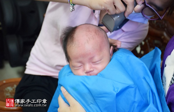 剃胎毛、滿月剃頭、嬰兒剃頭、嬰兒理髮、嬰兒剃髮、嬰兒剃胎毛、嬰兒滿月剃頭、寶寶剃頭、剃胎毛儀式、剃胎毛吉祥話、滿月剃頭儀式、滿月剃頭吉祥話、寶寶剃胎毛、寶寶滿月剃頭理髮、 新北市鶯歌地區剃胎毛、新北市鶯歌地區滿月剃頭、新北市鶯歌地區嬰兒剃頭剃胎毛、新北市鶯歌地區嬰兒理髮、新北市嬰兒剃髮、 楊寶寶(新北鶯歌區到府嬰兒寶寶滿月剃頭理髮、免費到府嬰兒剃胎毛儀式吉祥話)。到府剃頭剃胎毛主持、專業拍照、DVD光碟、證書。★購買「臍帶章、肚臍章、胎毛筆刷印章」贈送：剃頭、收涎、抓周，三選一。2017.08.26照片14