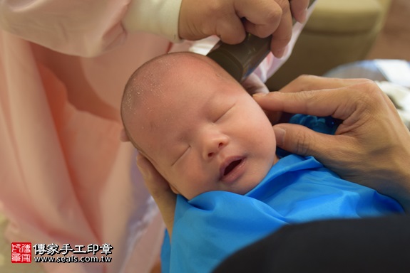 剃胎毛、滿月剃頭、嬰兒剃頭、嬰兒理髮、嬰兒剃髮、嬰兒剃胎毛、嬰兒滿月剃頭、寶寶剃頭、剃胎毛儀式、剃胎毛吉祥話、滿月剃頭儀式、滿月剃頭吉祥話、寶寶剃胎毛、寶寶滿月剃頭理髮、 新北市三重地區剃胎毛、新北市三重地區滿月剃頭、新北市三重地區嬰兒剃頭剃胎毛、新北市三重地區嬰兒理髮、新北市嬰兒剃髮、呂寶寶(新北三重區到府嬰兒寶寶滿月剃頭理髮、免費到府嬰兒剃胎毛儀式吉祥話)。到府剃頭剃胎毛主持、專業拍照、DVD光碟、證書。★購買「臍帶章、肚臍章、胎毛筆刷印章」贈送：剃頭、收涎、抓周，三選一。2017.12.20照片15