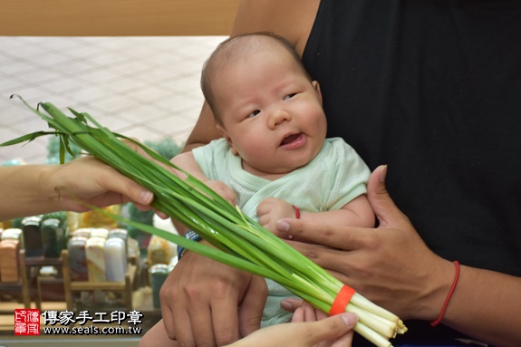 剃胎毛、滿月剃頭、嬰兒剃頭、嬰兒理髮、嬰兒剃髮、嬰兒剃胎毛、嬰兒滿月剃頭、寶寶剃頭、剃胎毛儀式、剃胎毛吉祥話、滿月剃頭儀式、滿月剃頭吉祥話、寶寶剃胎毛、寶寶滿月剃頭理髮、 新北市永和地區剃胎毛、新北市永和地區滿月剃頭、新北市永和地區嬰兒剃頭剃胎毛、新北市永和地區嬰兒理髮、新北市嬰兒剃髮、莊寶寶(新北永和區嬰兒寶寶滿月剃頭理髮、免費嬰兒剃胎毛儀式吉祥話)。中國風會場，爸媽寶貝免費穿「日中韓」古裝禮服。專業拍照、DVD光碟、證書。★購買「臍帶章、肚臍章、胎毛筆刷印章」贈送：剃頭、收涎、抓周，三選一。2017.09.06照片12