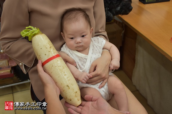 剃胎毛、滿月剃頭、嬰兒剃頭、嬰兒理髮、嬰兒剃髮、嬰兒剃胎毛、嬰兒滿月剃頭、寶寶剃頭、剃胎毛儀式、剃胎毛吉祥話、滿月剃頭儀式、滿月剃頭吉祥話、寶寶剃胎毛、寶寶滿月剃頭理髮、 新北市永和地區剃胎毛、新北市永和地區滿月剃頭、新北市永和地區嬰兒剃頭剃胎毛、新北市永和地區嬰兒理髮、新北市嬰兒剃髮、劉寶寶(新北永和區嬰兒寶寶滿月剃頭理髮、免費嬰兒剃胎毛儀式吉祥話)。中國風會場，爸媽寶貝免費穿「日中韓」古裝禮服。專業拍照、DVD光碟、證書。★購買「臍帶章、肚臍章、胎毛筆刷印章」贈送：剃頭、收涎、抓周，三選一。2017.09.09照片10