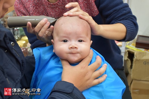 剃胎毛、滿月剃頭、嬰兒剃頭、嬰兒理髮、嬰兒剃髮、嬰兒剃胎毛、嬰兒滿月剃頭、寶寶剃頭、剃胎毛儀式、剃胎毛吉祥話、滿月剃頭儀式、滿月剃頭吉祥話、寶寶剃胎毛、寶寶滿月剃頭理髮、 新北市永和地區剃胎毛、新北市永和地區滿月剃頭、新北市永和地區嬰兒剃頭剃胎毛、新北市永和地區嬰兒理髮、新北市嬰兒剃髮、李寶寶(新北永和區嬰兒寶寶滿月剃頭理髮、免費嬰兒剃胎毛儀式吉祥話)。中國風會場，爸媽寶貝免費穿「日中韓」古裝禮服。專業拍照、DVD光碟、證書。★購買「臍帶章、肚臍章、胎毛筆刷印章」贈送：剃頭、收涎、抓周，三選一。2017.11.05照片17