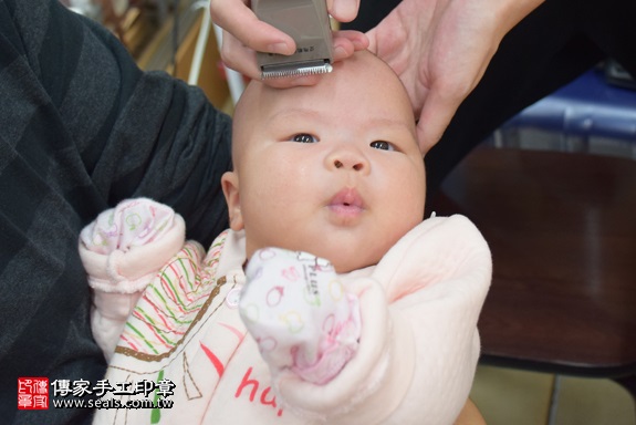 剃胎毛、滿月剃頭、嬰兒剃頭、嬰兒理髮、嬰兒剃髮、嬰兒剃胎毛、嬰兒滿月剃頭、寶寶剃頭、剃胎毛儀式、剃胎毛吉祥話、滿月剃頭儀式、滿月剃頭吉祥話、寶寶剃胎毛、寶寶滿月剃頭理髮、 新北市永和地區剃胎毛、新北市永和地區滿月剃頭、新北市永和地區嬰兒剃頭剃胎毛、新北市永和地區嬰兒理髮、新北市嬰兒剃髮、董寶寶(新北永和區嬰兒寶寶滿月剃頭理髮、免費嬰兒剃胎毛儀式吉祥話)。中國風會場，爸媽寶貝免費穿「日中韓」古裝禮服。專業拍照、DVD光碟、證書。★購買「臍帶章、肚臍章、胎毛筆刷印章」贈送：剃頭、收涎、抓周，三選一。2017.11.18照片18