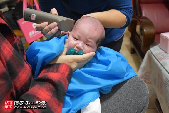 剃胎毛、滿月剃頭、嬰兒剃頭、嬰兒理髮、嬰兒剃髮、嬰兒剃胎毛、嬰兒滿月剃頭、寶寶剃頭、剃胎毛儀式、剃胎毛吉祥話、滿月剃頭儀式、滿月剃頭吉祥話、寶寶剃胎毛、寶寶滿月剃頭理髮、 新北市新莊地區剃胎毛、新北市新莊地區滿月剃頭、新北市新莊地區嬰兒剃頭剃胎毛、新北市新莊地區嬰兒理髮、新北市嬰兒剃髮、楊寶寶(新北新莊區到府嬰兒寶寶滿月剃頭理髮、免費到府嬰兒剃胎毛儀式吉祥話)。到府剃頭剃胎毛主持、專業拍照、DVD光碟、證書。★購買「臍帶章、肚臍章、胎毛筆刷印章」贈送：剃頭、收涎、抓周，三選一。2017.11.27照片15