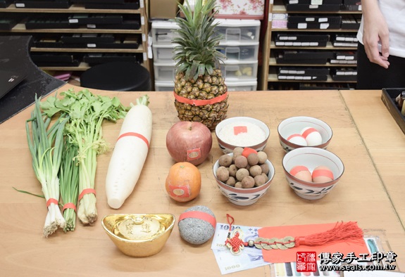 剃胎毛、滿月剃頭、嬰兒剃頭、嬰兒理髮、嬰兒剃髮、嬰兒剃胎毛、嬰兒滿月剃頭、寶寶剃頭、剃胎毛儀式、剃胎毛吉祥話、滿月剃頭儀式、滿月剃頭吉祥話、寶寶剃胎毛、寶寶滿月剃頭理髮、新北永和區剃胎毛、新北永和區滿月剃頭、新北永和區嬰兒剃頭剃胎毛、新北永和區嬰兒理髮、新北永和區嬰兒剃髮、小蘿蔔(新北永和區嬰兒寶寶滿月剃頭理髮、免費嬰兒剃胎毛儀式吉祥話)。中國風會場，爸媽寶貝免費穿「日中韓」古裝禮服。專業拍照、DVD光碟、證書。★購買「臍帶章、肚臍章、胎毛筆刷印章」贈送：剃頭、收涎、抓周，三選一。2016.05.14  照片1