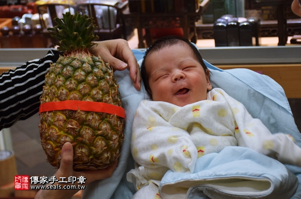 剃胎毛、滿月剃頭、嬰兒剃頭、嬰兒理髮、嬰兒剃髮、嬰兒剃胎毛、嬰兒滿月剃頭、寶寶剃頭、剃胎毛儀式、剃胎毛吉祥話、滿月剃頭儀式、滿月剃頭吉祥話、寶寶剃胎毛、寶寶滿月剃頭理髮、新北永和區剃胎毛、新北永和區滿月剃頭、新北永和區嬰兒剃頭剃胎毛、新北永和區嬰兒理髮、新北永和區嬰兒剃髮、張寶寶(新北永和區嬰兒寶寶滿月剃頭理髮、免費嬰兒剃胎毛儀式吉祥話)。中國風會場，爸媽寶貝免費穿「日中韓」古裝禮服。專業拍照、DVD光碟、證書。★購買「臍帶章、肚臍章、胎毛筆刷印章」贈送：剃頭、收涎、抓周，三選一。2016.02.21 照片14