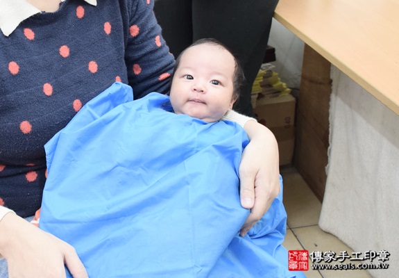 剃胎毛、滿月剃頭、嬰兒剃頭、嬰兒理髮、嬰兒剃髮、嬰兒剃胎毛、嬰兒滿月剃頭、寶寶剃頭、剃胎毛儀式、剃胎毛吉祥話、滿月剃頭儀式、滿月剃頭吉祥話、寶寶剃胎毛、寶寶滿月剃頭理髮、新北永和區剃胎毛、新北永和區滿月剃頭、新北永和區嬰兒剃頭剃胎毛、新北永和區嬰兒理髮、新北永和區嬰兒剃髮、林寶寶(新北永和區嬰兒寶寶滿月剃頭理髮、免費嬰兒剃胎毛儀式吉祥話)。中國風會場，爸媽寶貝免費穿「日中韓」古裝禮服。專業拍照、DVD光碟、證書。★購買「臍帶章、肚臍章、胎毛筆刷印章」贈送：剃頭、收涎、抓周，三選一。2015.12.18 照片16