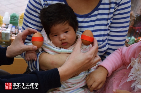 剃胎毛、滿月剃頭、嬰兒剃頭、嬰兒理髮、嬰兒剃髮、嬰兒剃胎毛、嬰兒滿月剃頭、寶寶剃頭、剃胎毛儀式、剃胎毛吉祥話、滿月剃頭儀式、滿月剃頭吉祥話、寶寶剃胎毛、寶寶滿月剃頭理髮、新北永和區剃胎毛、新北永和區滿月剃頭、新北永和區嬰兒剃頭剃胎毛、新北永和區嬰兒理髮、新北永和區嬰兒剃髮、朱寶寶(新北永和區嬰兒寶寶滿月剃頭理髮、免費嬰兒剃胎毛儀式吉祥話)。中國風會場，爸媽寶貝免費穿「日中韓」古裝禮服。專業拍照、DVD光碟、證書。★購買「臍帶章、肚臍章、胎毛筆刷印章」贈送：剃頭、收涎、抓周，三選一。2016.02.28 照片4