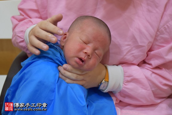 剃胎毛、滿月剃頭、嬰兒剃頭、嬰兒理髮、嬰兒剃髮、嬰兒剃胎毛、嬰兒滿月剃頭、寶寶剃頭、剃胎毛儀式、剃胎毛吉祥話、滿月剃頭儀式、滿月剃頭吉祥話、寶寶剃胎毛、寶寶滿月剃頭理髮、 新北市中和地區剃胎毛、新北市中和地區滿月剃頭、新北市中和地區嬰兒剃頭剃胎毛、新北市中和地區嬰兒理髮、新北市嬰兒剃髮、潘寶寶(新北中和區府嬰兒寶寶滿月剃頭理髮、免費到府嬰兒剃胎毛儀式吉祥話)。到府剃頭剃胎毛主持、專業拍照、DVD光碟、證書。★購買「臍帶章、肚臍章、胎毛筆刷印章」贈送：剃頭、收涎、抓周，三選一。2017.09.12照片17