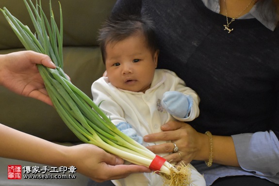 剃胎毛、滿月剃頭、嬰兒剃頭、嬰兒理髮、嬰兒剃髮、嬰兒剃胎毛、嬰兒滿月剃頭、寶寶剃頭、剃胎毛儀式、剃胎毛吉祥話、滿月剃頭儀式、滿月剃頭吉祥話、寶寶剃胎毛、寶寶滿月剃頭理髮、 桃園市蘆竹地區剃胎毛、桃園市蘆竹地區滿月剃頭、桃園市蘆竹地區嬰兒剃頭剃胎毛、桃園市蘆竹地區嬰兒理髮、桃園市嬰兒剃髮、方寶寶(桃園蘆竹區到府嬰兒寶寶滿月剃頭理髮、免費到府嬰兒剃胎毛儀式吉祥話)。到府剃頭剃胎毛主持、專業拍照、DVD光碟、證書。★購買「臍帶章、肚臍章、胎毛筆刷印章」贈送：剃頭、收涎、抓周，三選一。2017.11.09照片12