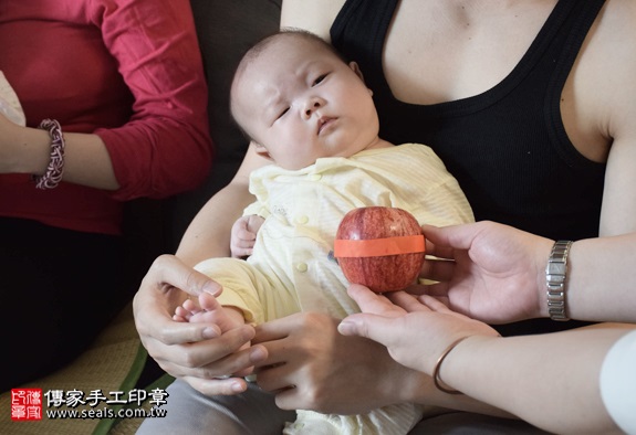 剃胎毛、滿月剃頭、嬰兒剃頭、嬰兒理髮、嬰兒剃髮、嬰兒剃胎毛、嬰兒滿月剃頭、寶寶剃頭、剃胎毛儀式、剃胎毛吉祥話、滿月剃頭儀式、滿月剃頭吉祥話、寶寶剃胎毛、寶寶滿月剃頭理髮、 台北中正區剃胎毛、台北中正區滿月剃頭、 台北中正區嬰兒剃頭剃胎毛、台北中正區嬰兒理髮、台北中正區嬰兒剃髮、張哥哥(台北中正區到府嬰兒寶寶滿月剃頭理髮、免費到府嬰兒剃胎毛儀式吉祥話)。到府剃頭剃胎毛主持、專業拍照、DVD光碟、證書。★購買「臍帶章、肚臍章、胎毛筆刷印章」贈送：剃頭、收涎、抓周，三選一。2016.04.16  照片8