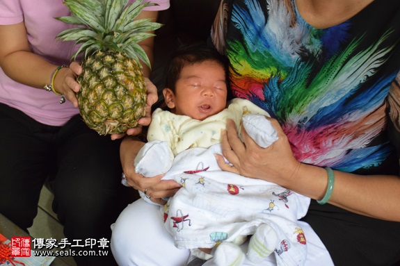 剃胎毛、滿月剃頭、嬰兒剃頭、嬰兒理髮、嬰兒剃髮、嬰兒剃胎毛、嬰兒滿月剃頭、寶寶剃頭、剃胎毛儀式、剃胎毛吉祥話、滿月剃頭儀式、滿月剃頭吉祥話、寶寶剃胎毛、寶寶滿月剃頭理髮、 新北市鶯歌地區剃胎毛、新北市鶯歌地區滿月剃頭、新北市鶯歌地區嬰兒剃頭剃胎毛、新北市鶯歌地區嬰兒理髮、新北市嬰兒剃髮、郭寶寶(新北鶯歌區到府嬰兒寶寶滿月剃頭理髮、免費到府嬰兒剃胎毛儀式吉祥話)。到府剃頭剃胎毛主持、專業拍照、DVD光碟、證書。★購買「臍帶章、肚臍章、胎毛筆刷印章」贈送：剃頭、收涎、抓周，三選一。2017.09.04照片14