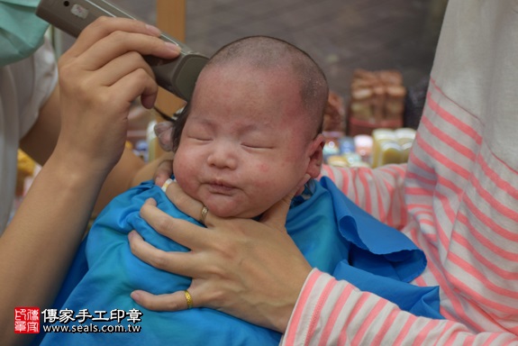 剃胎毛、滿月剃頭、嬰兒剃頭、嬰兒理髮、嬰兒剃髮、嬰兒剃胎毛、嬰兒滿月剃頭、寶寶剃頭、剃胎毛儀式、剃胎毛吉祥話、滿月剃頭儀式、滿月剃頭吉祥話、寶寶剃胎毛、寶寶滿月剃頭理髮、 新北市永和地區剃胎毛、新北市永和地區滿月剃頭、新北市永和地區嬰兒剃頭剃胎毛、新北市永和地區嬰兒理髮、新北市嬰兒剃髮、徐寶寶(新北永和區嬰兒寶寶滿月剃頭理髮、免費嬰兒剃胎毛儀式吉祥話)。中國風會場，爸媽寶貝免費穿「日中韓」古裝禮服。專業拍照、DVD光碟、證書。★購買「臍帶章、肚臍章、胎毛筆刷印章」贈送：剃頭、收涎、抓周，三選一。2017.10.29照片17