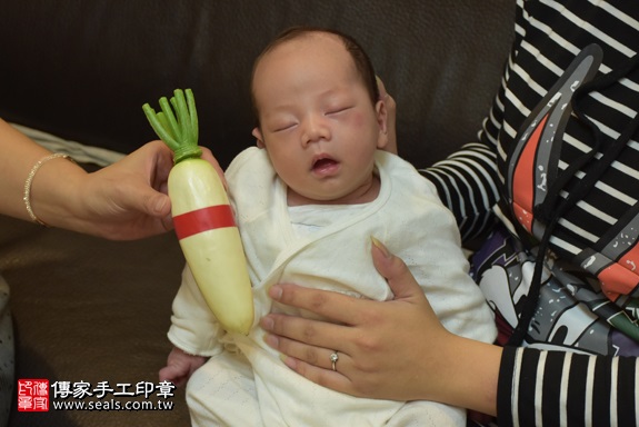 剃胎毛、滿月剃頭、嬰兒剃頭、嬰兒理髮、嬰兒剃髮、嬰兒剃胎毛、嬰兒滿月剃頭、寶寶剃頭、剃胎毛儀式、剃胎毛吉祥話、滿月剃頭儀式、滿月剃頭吉祥話、寶寶剃胎毛、寶寶滿月剃頭理髮、 新北市新莊地區剃胎毛、新北市新莊地區滿月剃頭、新北市新莊地區嬰兒剃頭剃胎毛、新北市新莊地區嬰兒理髮、新北市嬰兒剃髮、黃寶寶(新北新莊區到府嬰兒寶寶滿月剃頭理髮、免費到府嬰兒剃胎毛儀式吉祥話)。到府剃頭剃胎毛主持、專業拍照、DVD光碟、證書。★購買「臍帶章、肚臍章、胎毛筆刷印章」贈送：剃頭、收涎、抓周，三選一。2017.11.16照片11