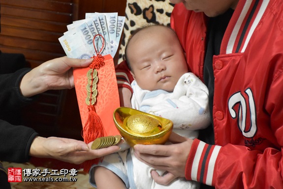 剃胎毛、滿月剃頭、嬰兒剃頭、嬰兒理髮、嬰兒剃髮、嬰兒剃胎毛、嬰兒滿月剃頭、寶寶剃頭、剃胎毛儀式、剃胎毛吉祥話、滿月剃頭儀式、滿月剃頭吉祥話、寶寶剃胎毛、寶寶滿月剃頭理髮、 新竹縣竹東地區剃胎毛、新竹縣竹東地區滿月剃頭、新竹縣竹東地區嬰兒剃頭剃胎毛、新竹縣竹東地區嬰兒理髮、新竹市嬰兒剃髮、曾寶寶(新竹竹東市到府嬰兒寶寶滿月剃頭理髮、免費到府嬰兒剃胎毛儀式吉祥話)。到府剃頭剃胎毛主持、專業拍照、DVD光碟、證書。★購買「臍帶章、肚臍章、胎毛筆刷印章」贈送：剃頭、收涎、抓周，三選一。2017.11.19照片13