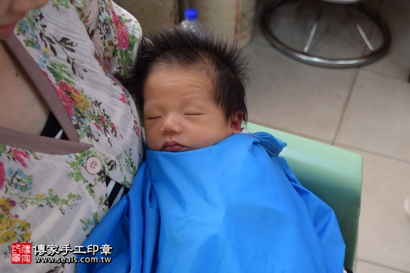剃胎毛、滿月剃頭、嬰兒剃頭、嬰兒理髮、嬰兒剃髮、嬰兒剃胎毛、嬰兒滿月剃頭、寶寶剃頭、剃胎毛儀式、剃胎毛吉祥話、滿月剃頭儀式、滿月剃頭吉祥話、寶寶剃胎毛、寶寶滿月剃頭理髮、 新竹竹東鎮剃胎毛、新竹竹東鎮滿月剃頭、 新竹竹東鎮嬰兒剃頭剃胎毛、新竹竹東鎮嬰兒理髮、新竹竹東鎮嬰兒剃髮、蕭寶寶(新竹竹東鎮到府嬰兒寶寶滿月剃頭理髮、免費到府嬰兒剃胎毛儀式吉祥話)。到府剃頭剃胎毛主持、專業拍照、DVD光碟、證書。★購買「臍帶章、肚臍章、胎毛筆刷印章」贈送：剃頭、收涎、抓周，三選一。2017.06.10  照片16