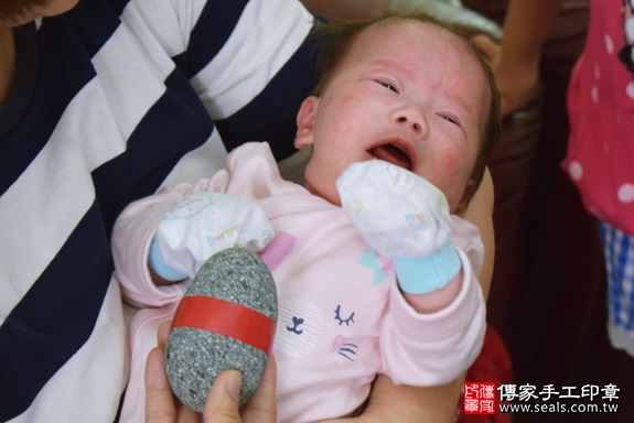 剃胎毛、滿月剃頭、嬰兒剃頭、嬰兒理髮、嬰兒剃髮、嬰兒剃胎毛、嬰兒滿月剃頭、寶寶剃頭、剃胎毛儀式、剃胎毛吉祥話、滿月剃頭儀式、滿月剃頭吉祥話、寶寶剃胎毛、寶寶滿月剃頭理髮、 高雄市前鎮地區剃胎毛、高雄市前鎮地區滿月剃頭、高雄市前鎮地區嬰兒剃頭剃胎毛、高雄市前鎮地區嬰兒理髮、高雄市嬰兒剃髮、陳寶寶(高雄前鎮區到府嬰兒寶寶滿月剃頭理髮、免費到府嬰兒剃胎毛儀式吉祥話)。到府剃頭剃胎毛主持、專業拍照、DVD光碟、證書。★購買「臍帶章、肚臍章、胎毛筆刷印章」贈送：剃頭、收涎、抓周，三選一。2017.09.24照片6