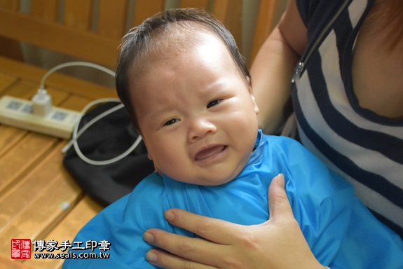 剃胎毛、滿月剃頭、嬰兒剃頭、嬰兒理髮、嬰兒剃髮、嬰兒剃胎毛、嬰兒滿月剃頭、寶寶剃頭、剃胎毛儀式、剃胎毛吉祥話、滿月剃頭儀式、滿月剃頭吉祥話、寶寶剃胎毛、寶寶滿月剃頭理髮、 新北市淡水地區剃胎毛、新北市淡水地區滿月剃頭、新北市淡水地區嬰兒剃頭剃胎毛、新北市淡水地區嬰兒理髮、新北市嬰兒剃髮、葉寶寶(新北淡水區到府嬰兒寶寶滿月剃頭理髮、免費到府嬰兒剃胎毛儀式吉祥話)。到府剃頭剃胎毛主持、專業拍照、DVD光碟、證書。★購買「臍帶章、肚臍章、胎毛筆刷印章」贈送：剃頭、收涎、抓周，三選一。2017.11.15照片14