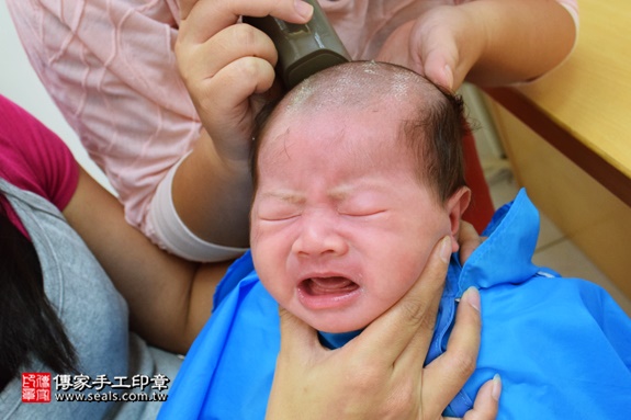 剃胎毛、滿月剃頭、嬰兒剃頭、嬰兒理髮、嬰兒剃髮、嬰兒剃胎毛、嬰兒滿月剃頭、寶寶剃頭、剃胎毛儀式、剃胎毛吉祥話、滿月剃頭儀式、滿月剃頭吉祥話、寶寶剃胎毛、寶寶滿月剃頭理髮、新竹香山區剃胎毛、新竹香山區滿月剃頭、新竹香山區嬰兒剃頭剃胎毛、新竹香山區嬰兒理髮、新竹香山區嬰兒剃髮、陳寶寶(新竹香山區嬰兒寶寶滿月剃頭理髮、免費嬰兒剃胎毛儀式吉祥話)。中國風會場，爸媽寶貝免費穿「日中韓」古裝禮服。專業拍照、DVD光碟、證書。★購買「臍帶章、肚臍章、胎毛筆刷印章」贈送：剃頭、收涎、抓周，三選一。2016.09.24  照片18