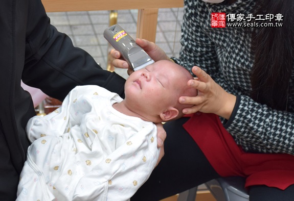 剃胎毛、滿月剃頭、嬰兒剃頭、嬰兒理髮、嬰兒剃髮、嬰兒剃胎毛、嬰兒滿月剃頭、寶寶剃頭、剃胎毛儀式、剃胎毛吉祥話、滿月剃頭儀式、滿月剃頭吉祥話、寶寶剃胎毛、寶寶滿月剃頭理髮、新竹香山區剃胎毛、新竹香山區滿月剃頭、新竹香山區嬰兒剃頭剃胎毛、新竹香山區嬰兒理髮、新竹香山區嬰兒剃髮、黃寶寶(新竹香山區嬰兒寶寶滿月剃頭理髮、免費嬰兒剃胎毛儀式吉祥話)。中國風會場，爸媽寶貝免費穿「日中韓」古裝禮服。專業拍照、DVD光碟、證書。★購買「臍帶章、肚臍章、胎毛筆刷印章」贈送：剃頭、收涎、抓周，三選一。2016.02.03 照片18