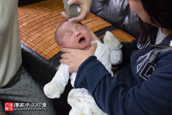 剃胎毛、滿月剃頭、嬰兒剃頭、嬰兒理髮、嬰兒剃髮、嬰兒剃胎毛、嬰兒滿月剃頭、寶寶剃頭、剃胎毛儀式、剃胎毛吉祥話、滿月剃頭儀式、滿月剃頭吉祥話、寶寶剃胎毛、寶寶滿月剃頭理髮、 新北蘆洲區剃胎毛、新北蘆洲區滿月剃頭、 新北蘆洲區嬰兒剃頭剃胎毛、新北蘆洲區嬰兒理髮、新北蘆洲區嬰兒剃髮、李寶寶(新北蘆洲區到府嬰兒寶寶滿月剃頭理髮、免費到府嬰兒剃胎毛儀式吉祥話)。到府剃頭剃胎毛主持、專業拍照、DVD光碟、證書。★購買「臍帶章、肚臍章、胎毛筆刷印章」贈送：剃頭、收涎、抓周，三選一。2017.03.19  照片15