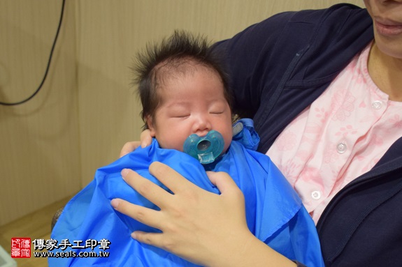 剃胎毛、滿月剃頭、嬰兒剃頭、嬰兒理髮、嬰兒剃髮、嬰兒剃胎毛、嬰兒滿月剃頭、寶寶剃頭、剃胎毛儀式、剃胎毛吉祥話、滿月剃頭儀式、滿月剃頭吉祥話、寶寶剃胎毛、寶寶滿月剃頭理髮、 新北市板橋地區剃胎毛、新北市板橋地區滿月剃頭、新北市板橋地區嬰兒剃頭剃胎毛、新北市板橋地區嬰兒理髮、新北市嬰兒剃髮、 朱寶寶(新北板橋區到府嬰兒寶寶滿月剃頭理髮、免費到府嬰兒剃胎毛儀式吉祥話)。到府剃頭剃胎毛主持、專業拍照、DVD光碟、證書。★購買「臍帶章、肚臍章、胎毛筆刷印章」贈送：剃頭、收涎、抓周，三選一。2017.09.02照片16