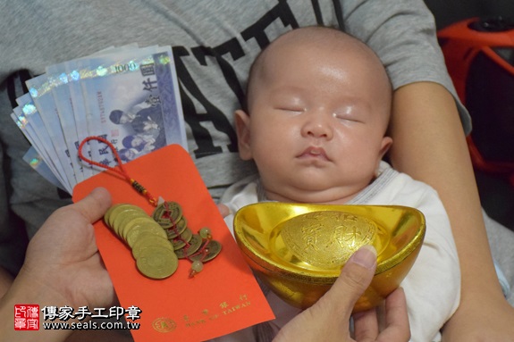 剃胎毛、滿月剃頭、嬰兒剃頭、嬰兒理髮、嬰兒剃髮、嬰兒剃胎毛、嬰兒滿月剃頭、寶寶剃頭、剃胎毛儀式、剃胎毛吉祥話、滿月剃頭儀式、滿月剃頭吉祥話、寶寶剃胎毛、寶寶滿月剃頭理髮、 新北市中和地區剃胎毛、新北市中和地區滿月剃頭、新北市中和地區嬰兒剃頭剃胎毛、新北市中和地區嬰兒理髮、新北市嬰兒剃髮、陳寶寶(新北中和區到府嬰兒寶寶滿月剃頭理髮、免費到府嬰兒剃胎毛儀式吉祥話)。到府剃頭剃胎毛主持、專業拍照、DVD光碟、證書。★購買「臍帶章、肚臍章、胎毛筆刷印章」贈送：剃頭、收涎、抓周，三選一。2017.09.06照片15