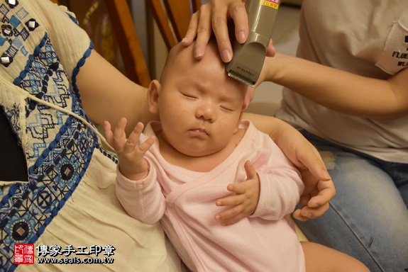 剃胎毛、滿月剃頭、嬰兒剃頭、嬰兒理髮、嬰兒剃髮、嬰兒剃胎毛、嬰兒滿月剃頭、寶寶剃頭、剃胎毛儀式、剃胎毛吉祥話、滿月剃頭儀式、滿月剃頭吉祥話、寶寶剃胎毛、寶寶滿月剃頭理髮、 新北市新莊地區剃胎毛、新北市新莊地區滿月剃頭、新北市新莊地區嬰兒剃頭剃胎毛、新北市新莊地區嬰兒理髮、新北市嬰兒剃髮、莊寶寶(新北新莊區到府嬰兒寶寶滿月剃頭理髮、免費到府嬰兒剃胎毛儀式吉祥話)。到府剃頭剃胎毛主持、專業拍照、DVD光碟、證書。★購買「臍帶章、肚臍章、胎毛筆刷印章」贈送：剃頭、收涎、抓周，三選一。2017.10.14照片19