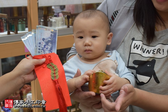 剃胎毛、滿月剃頭、嬰兒剃頭、嬰兒理髮、嬰兒剃髮、嬰兒剃胎毛、嬰兒滿月剃頭、寶寶剃頭、剃胎毛儀式、剃胎毛吉祥話、滿月剃頭儀式、滿月剃頭吉祥話、寶寶剃胎毛、寶寶滿月剃頭理髮、 新北市永和地區剃胎毛、新北市永和地區滿月剃頭、新北市永和地區嬰兒剃頭剃胎毛、新北市永和地區嬰兒理髮、新北市嬰兒剃髮、章寶寶(新北永和區嬰兒寶寶滿月剃頭理髮、免費嬰兒剃胎毛儀式吉祥話)。中國風會場，爸媽寶貝免費穿「日中韓」古裝禮服。專業拍照、DVD光碟、證書。★購買「臍帶章、肚臍章、胎毛筆刷印章」贈送：剃頭、收涎、抓周，三選一。2017.12.05照片15