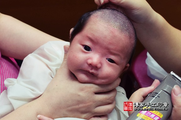 剃胎毛、滿月剃頭、嬰兒剃頭、嬰兒理髮、嬰兒剃髮、嬰兒剃胎毛、嬰兒滿月剃頭、寶寶剃頭、剃胎毛儀式、剃胎毛吉祥話、滿月剃頭儀式、滿月剃頭吉祥話、寶寶剃胎毛、寶寶滿月剃頭理髮、 台中市北區地區剃胎毛、台中市北區地區滿月剃頭、台中市北區地區嬰兒剃頭剃胎毛、台中市北區地區嬰兒理髮、台中市嬰兒剃髮、林寶寶(台中市北區嬰兒寶寶滿月剃頭理髮、免費嬰兒剃胎毛儀式吉祥話)。中國風會場，爸媽寶貝免費穿「日中韓」古裝禮服。專業拍照、DVD光碟、證書。★購買「臍帶章、肚臍章、胎毛筆刷印章」贈送：剃頭、收涎、抓周，三選一。2017.11.27照片16