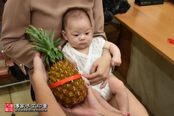 剃胎毛、滿月剃頭、嬰兒剃頭、嬰兒理髮、嬰兒剃髮、嬰兒剃胎毛、嬰兒滿月剃頭、寶寶剃頭、剃胎毛儀式、剃胎毛吉祥話、滿月剃頭儀式、滿月剃頭吉祥話、寶寶剃胎毛、寶寶滿月剃頭理髮、 新北市永和地區剃胎毛、新北市永和地區滿月剃頭、新北市永和地區嬰兒剃頭剃胎毛、新北市永和地區嬰兒理髮、新北市嬰兒剃髮、劉寶寶(新北永和區嬰兒寶寶滿月剃頭理髮、免費嬰兒剃胎毛儀式吉祥話)。中國風會場，爸媽寶貝免費穿「日中韓」古裝禮服。專業拍照、DVD光碟、證書。★購買「臍帶章、肚臍章、胎毛筆刷印章」贈送：剃頭、收涎、抓周，三選一。2017.09.09照片11
