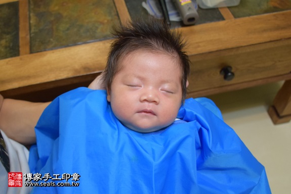 剃胎毛、滿月剃頭、嬰兒剃頭、嬰兒理髮、嬰兒剃髮、嬰兒剃胎毛、嬰兒滿月剃頭、寶寶剃頭、剃胎毛儀式、剃胎毛吉祥話、滿月剃頭儀式、滿月剃頭吉祥話、寶寶剃胎毛、寶寶滿月剃頭理髮、 新竹縣竹東地區剃胎毛、新竹縣竹東地區滿月剃頭、新竹縣竹東地區嬰兒剃頭剃胎毛、新竹縣竹東地區嬰兒理髮、新竹縣嬰兒剃髮、陳寶寶(新竹竹東鎮到府嬰兒寶寶滿月剃頭理髮、免費到府嬰兒剃胎毛儀式吉祥話)。到府剃頭剃胎毛主持、專業拍照、DVD光碟、證書。★購買「臍帶章、肚臍章、胎毛筆刷印章」贈送：剃頭、收涎、抓周，三選一。2017.11.25照片16
