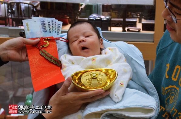 剃胎毛、滿月剃頭、嬰兒剃頭、嬰兒理髮、嬰兒剃髮、嬰兒剃胎毛、嬰兒滿月剃頭、寶寶剃頭、剃胎毛儀式、剃胎毛吉祥話、滿月剃頭儀式、滿月剃頭吉祥話、寶寶剃胎毛、寶寶滿月剃頭理髮、新北永和區剃胎毛、新北永和區滿月剃頭、新北永和區嬰兒剃頭剃胎毛、新北永和區嬰兒理髮、新北永和區嬰兒剃髮、張寶寶(新北永和區嬰兒寶寶滿月剃頭理髮、免費嬰兒剃胎毛儀式吉祥話)。中國風會場，爸媽寶貝免費穿「日中韓」古裝禮服。專業拍照、DVD光碟、證書。★購買「臍帶章、肚臍章、胎毛筆刷印章」贈送：剃頭、收涎、抓周，三選一。2016.02.21 照片15