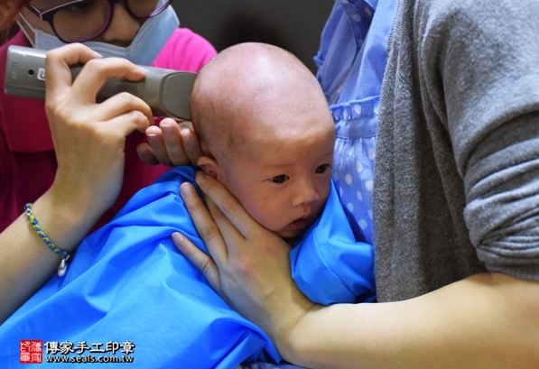 剃胎毛、滿月剃頭、嬰兒剃頭、嬰兒理髮、嬰兒剃髮、嬰兒剃胎毛、嬰兒滿月剃頭、寶寶剃頭、剃胎毛儀式、剃胎毛吉祥話、滿月剃頭儀式、滿月剃頭吉祥話、寶寶剃胎毛、寶寶滿月剃頭理髮、 新北三重區剃胎毛、新北三重區滿月剃頭、 新北三重區嬰兒剃頭剃胎毛、新北三重區嬰兒理髮、新北三重區嬰兒剃髮、李寶寶(新北三重區到府嬰兒寶寶滿月剃頭理髮、免費到府嬰兒剃胎毛儀式吉祥話)。到府剃頭剃胎毛主持、專業拍照、DVD光碟、證書。★購買「臍帶章、肚臍章、胎毛筆刷印章」贈送：剃頭、收涎、抓周，三選一。2016.04.27  照片15