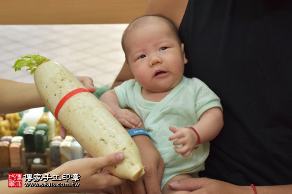 剃胎毛、滿月剃頭、嬰兒剃頭、嬰兒理髮、嬰兒剃髮、嬰兒剃胎毛、嬰兒滿月剃頭、寶寶剃頭、剃胎毛儀式、剃胎毛吉祥話、滿月剃頭儀式、滿月剃頭吉祥話、寶寶剃胎毛、寶寶滿月剃頭理髮、 新北市永和地區剃胎毛、新北市永和地區滿月剃頭、新北市永和地區嬰兒剃頭剃胎毛、新北市永和地區嬰兒理髮、新北市嬰兒剃髮、莊寶寶(新北永和區嬰兒寶寶滿月剃頭理髮、免費嬰兒剃胎毛儀式吉祥話)。中國風會場，爸媽寶貝免費穿「日中韓」古裝禮服。專業拍照、DVD光碟、證書。★購買「臍帶章、肚臍章、胎毛筆刷印章」贈送：剃頭、收涎、抓周，三選一。2017.09.06照片13