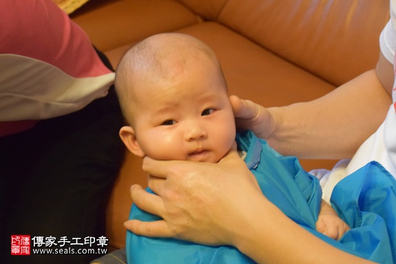 剃胎毛、滿月剃頭、嬰兒剃頭、嬰兒理髮、嬰兒剃髮、嬰兒剃胎毛、嬰兒滿月剃頭、寶寶剃頭、剃胎毛儀式、剃胎毛吉祥話、滿月剃頭儀式、滿月剃頭吉祥話、寶寶剃胎毛、寶寶滿月剃頭理髮、 新北市三峽地區剃胎毛、新北市三峽地區滿月剃頭、新北市三峽地區嬰兒剃頭剃胎毛、新北市三峽地區嬰兒理髮、新北市嬰兒剃髮、湯寶寶(新北三峽區到府嬰兒寶寶滿月剃頭理髮、免費到府嬰兒剃胎毛儀式吉祥話)。到府剃頭剃胎毛主持、專業拍照、DVD光碟、證書。★購買「臍帶章、肚臍章、胎毛筆刷印章」贈送：剃頭、收涎、抓周，三選一。2017.09.11照片15