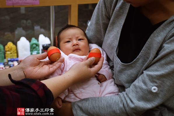 剃胎毛、滿月剃頭、嬰兒剃頭、嬰兒理髮、嬰兒剃髮、嬰兒剃胎毛、嬰兒滿月剃頭、寶寶剃頭、剃胎毛儀式、剃胎毛吉祥話、滿月剃頭儀式、滿月剃頭吉祥話、寶寶剃胎毛、寶寶滿月剃頭理髮、新北永和區剃胎毛、新北永和區滿月剃頭、新北永和區嬰兒剃頭剃胎毛、新北永和區嬰兒理髮、新北永和區嬰兒剃髮、鄭寶寶(新北永和區嬰兒寶寶滿月剃頭理髮、免費嬰兒剃胎毛儀式吉祥話)。中國風會場，爸媽寶貝免費穿「日中韓」古裝禮服。專業拍照、DVD光碟、證書。★購買「臍帶章、肚臍章、胎毛筆刷印章」贈送：剃頭、收涎、抓周，三選一。2016.04.11  照片3