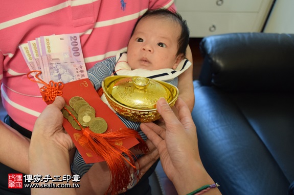 剃胎毛、滿月剃頭、嬰兒剃頭、嬰兒理髮、嬰兒剃髮、嬰兒剃胎毛、嬰兒滿月剃頭、寶寶剃頭、剃胎毛儀式、剃胎毛吉祥話、滿月剃頭儀式、滿月剃頭吉祥話、寶寶剃胎毛、寶寶滿月剃頭理髮、 新北中和區剃胎毛、新北中和區滿月剃頭、 新北中和區嬰兒剃頭剃胎毛、新北中和區嬰兒理髮、新北中和區嬰兒剃髮、陳寶寶(新北中和區到府嬰兒寶寶滿月剃頭理髮、免費到府嬰兒剃胎毛儀式吉祥話)。到府剃頭剃胎毛主持、專業拍照、DVD光碟、證書。★購買「臍帶章、肚臍章、胎毛筆刷印章」贈送：剃頭、收涎、抓周，三選一。2017.06.10  照片15