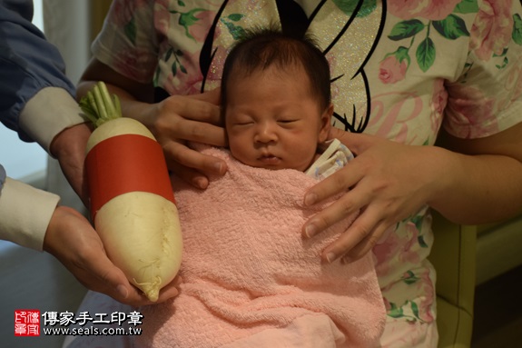 剃胎毛、滿月剃頭、嬰兒剃頭、嬰兒理髮、嬰兒剃髮、嬰兒剃胎毛、嬰兒滿月剃頭、寶寶剃頭、剃胎毛儀式、剃胎毛吉祥話、滿月剃頭儀式、滿月剃頭吉祥話、寶寶剃胎毛、寶寶滿月剃頭理髮、 新北市林口地區剃胎毛、新北市林口地區滿月剃頭、新北市林口地區嬰兒剃頭剃胎毛、新北市林口地區嬰兒理髮、新北市嬰兒剃髮、 黃寶寶(新北林口區到府嬰兒寶寶滿月剃頭理髮、免費到府嬰兒剃胎毛儀式吉祥話)。到府剃頭剃胎毛主持、專業拍照、DVD光碟、證書。★購買「臍帶章、肚臍章、胎毛筆刷印章」贈送：剃頭、收涎、抓周，三選一。2017.08.10照片13