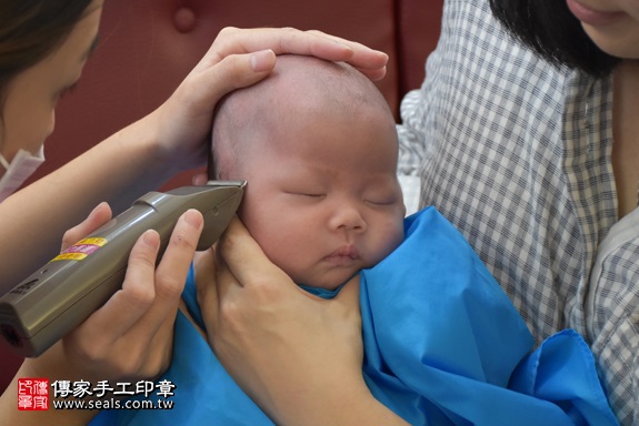 剃胎毛、滿月剃頭、嬰兒剃頭、嬰兒理髮、嬰兒剃髮、嬰兒剃胎毛、嬰兒滿月剃頭、寶寶剃頭、剃胎毛儀式、剃胎毛吉祥話、滿月剃頭儀式、滿月剃頭吉祥話、寶寶剃胎毛、寶寶滿月剃頭理髮、 桃園市桃園地區剃胎毛、桃園市桃園地區滿月剃頭、桃園市桃園地區嬰兒剃頭剃胎毛、桃園市桃園地區嬰兒理髮、桃園市嬰兒剃髮、梁寶寶(桃園桃園區到府嬰兒寶寶滿月剃頭理髮、免費到府嬰兒剃胎毛儀式吉祥話)。到府剃頭剃胎毛主持、專業拍照、DVD光碟、證書。★購買「臍帶章、肚臍章、胎毛筆刷印章」贈送：剃頭、收涎、抓周，三選一。2017.11.28照片17
