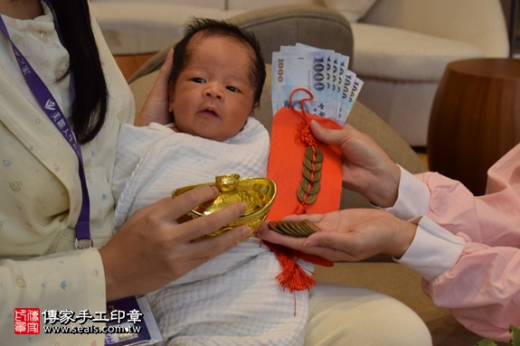 剃胎毛、滿月剃頭、嬰兒剃頭、嬰兒理髮、嬰兒剃髮、嬰兒剃胎毛、嬰兒滿月剃頭、寶寶剃頭、剃胎毛儀式、剃胎毛吉祥話、滿月剃頭儀式、滿月剃頭吉祥話、寶寶剃胎毛、寶寶滿月剃頭理髮、 新北市三重地區剃胎毛、新北市三重地區滿月剃頭、新北市三重地區嬰兒剃頭剃胎毛、新北市三重地區嬰兒理髮、新北市嬰兒剃髮、張寶寶(新北三重區到府嬰兒寶寶滿月剃頭理髮、免費到府嬰兒剃胎毛儀式吉祥話)。到府剃頭剃胎毛主持、專業拍照、DVD光碟、證書。★購買「臍帶章、肚臍章、胎毛筆刷印章」贈送：剃頭、收涎、抓周，三選一。2017.09.09照片13