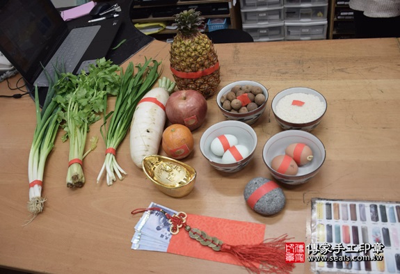 剃胎毛、滿月剃頭、嬰兒剃頭、嬰兒理髮、嬰兒剃髮、嬰兒剃胎毛、嬰兒滿月剃頭、寶寶剃頭、剃胎毛儀式、剃胎毛吉祥話、滿月剃頭儀式、滿月剃頭吉祥話、寶寶剃胎毛、寶寶滿月剃頭理髮、新北永和區剃胎毛、新北永和區滿月剃頭、新北永和區嬰兒剃頭剃胎毛、新北永和區嬰兒理髮、新北永和區嬰兒剃髮、張寶寶們(新北永和區嬰兒寶寶滿月剃頭理髮、免費嬰兒剃胎毛儀式吉祥話)。中國風會場，爸媽寶貝免費穿「日中韓」古裝禮服。專業拍照、DVD光碟、證書。★購買「臍帶章、肚臍章、胎毛筆刷印章」贈送：剃頭、收涎、抓周，三選一。2016.03.24  照片1