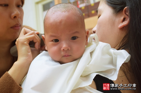剃胎毛、滿月剃頭、嬰兒剃頭、嬰兒理髮、嬰兒剃髮、嬰兒剃胎毛、嬰兒滿月剃頭、寶寶剃頭、剃胎毛儀式、剃胎毛吉祥話、滿月剃頭儀式、滿月剃頭吉祥話、寶寶剃胎毛、寶寶滿月剃頭理髮、台中北區剃胎毛、台中北區滿月剃頭、台中北區嬰兒剃頭剃胎毛、台中北區嬰兒理髮、台中北區嬰兒剃髮、顏寶寶(台中北區嬰兒寶寶滿月剃頭理髮、免費嬰兒剃胎毛儀式吉祥話)。中國風會場，爸媽寶貝免費穿「日中韓」古裝禮服。專業拍照、DVD光碟、證書。★購買「臍帶章、肚臍章、胎毛筆刷印章」贈送：剃頭、收涎、抓周，三選一。2016.03.06 照片19