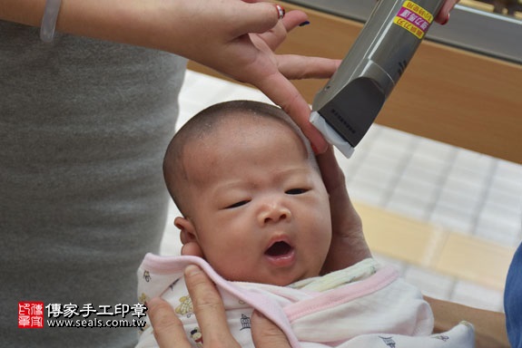 剃胎毛、滿月剃頭、嬰兒剃頭、嬰兒理髮、嬰兒剃髮、嬰兒剃胎毛、嬰兒滿月剃頭、寶寶剃頭、剃胎毛儀式、剃胎毛吉祥話、滿月剃頭儀式、滿月剃頭吉祥話、寶寶剃胎毛、寶寶滿月剃頭理髮、新竹香山區剃胎毛、新竹香山區滿月剃頭、新竹香山區嬰兒剃頭剃胎毛、新竹香山區嬰兒理髮、新竹香山區嬰兒剃髮、周寶寶(新竹香山區嬰兒寶寶滿月剃頭理髮、免費嬰兒剃胎毛儀式吉祥話)。中國風會場，爸媽寶貝免費穿「日中韓」古裝禮服。專業拍照、DVD光碟、證書。★購買「臍帶章、肚臍章、胎毛筆刷印章」贈送：剃頭、收涎、抓周，三選一。2017.02.05 照片20